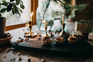 เขียงไม้ดำพรีเมียม ดีไซน์เรียบง่าย เหมาะสำหรับการหั่นและเสิร์ฟในครัวทุกวัน ขายส่งจากอินเดีย - Product Image 2