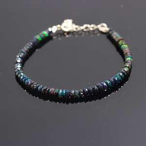 กำไลข้อมือลูกปัดพลอยโอปอลเอธิโอเปียสีดำกำไลข้อมือเงินโอปอลไฟทำด้วยมือเครื่องประดับแบบปรับได้สำหรับเป็นของขวัญผู้หญิง - Product Image 1