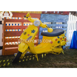 สกู๊ตเตอร์สีสันสดใสสำหรับเจ้าบ่าวเจ้าสาวเข้าพิธีแต่งงาน สกู๊ตเตอร์สไตล์เวสป้าสำหรับเจ้าสาว สกู๊ตเตอร์เวสป้าวินเทจสำหรับงานแต่งงาน - Product Image 1