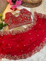 Sari en satin de qualité supérieure avec broderie sur le pallu et travail de fil d'or argenté avec bordure en découpe en arc