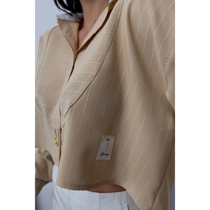 Camisa Corta Beige para Mujer con Cuello Blanco y Detalle de Etiqueta - Product Image 2