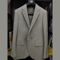 Costume homme gris taupe clair à chevrons, simple boutonnage, revers cranté, poches à rabat, costumes d'affaires pour homme sur mesure MTM