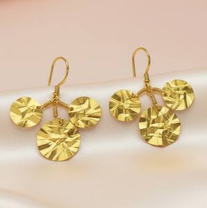 Boucles d'oreilles pendantes de luxe en argent sterling 925 plaqué or 18 carats, fabriquées à la main |   Boucles d'oreilles tendance en forme de feuille pour mariage et fête - Product Image 2