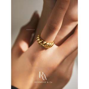 Anello a croissant in oro 18 carati con intarsio impermeabile, anello a fascia spessa da 4 mm, stile signet. - Product Image 3