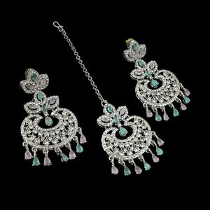 Boucles d'oreilles pendantes élégantes plaquées argent avec Maangtikka assorti avec des pierres autrichiennes scintillantes - Product Image 3