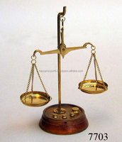 Balance en laiton sur base en bois, balance nautique antique, balance de pesage fonctionnelle, balance en grammes, thème ancien, prix bas