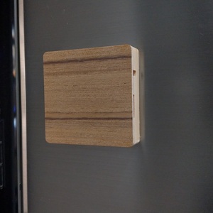 Ouvre-bouteille mains libres en bois – Support de téléphone portable en bois jaune, aimant de réfrigérateur et cadeau promotionnel - Product Image 5