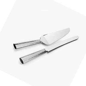 มีดตัดเค้กโลหะแนววินเทจสีเงินพร้อมงานออกแบบให้แกะสลัก - Product Image 1