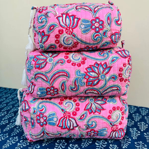 Grande trousse de toilette matelassée imprimée en bloc indien, trousse de toilette imperméable en coton matelassé | Trousse de maquillage imprimée en bloc | Trousse à cosmétiques - Product Image 1