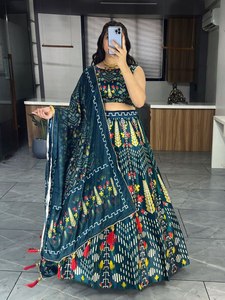 Lehenga choli พิมพ์ผ้าไหมสีกรมท่าสำหรับงานเลี้ยงและเจ้าสาว - Product Image 4