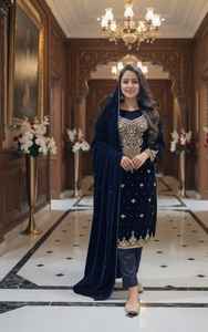 Traje Elegante de Terciopelo para Mujer Pakistaní con Impresionante Dupatta Larga, Colección de Invierno de 3 Piezas de Alta Demanda - Product Image 5