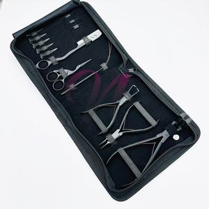 ชุดเครื่องมือสำหรับการต่อผมแบบเคลือบผงสีดำด้านพร้อมโลโก้ที่กำหนดเอง - Product Image 1