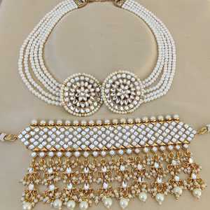 Collar gargantilla Kundan de alta calidad con hermosos pendientes Earchain para mujeres perfecto para bodas, ocasiones festivas - Product Image 1