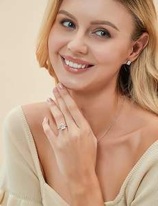 Anillo de Compromiso de Plata de Ley 925 con Moissanita de Corte Radiante de 3 Quilates, Anillo de Promesa de Boda Clásico de Lujo - Product Image 3