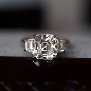 Elégante bague trilogie Asscher Cut en argent 925 avec centre en moissanite 4.7 carats et pierres latérales trapézoïdales Bague de mariage faite à la main - Product Image 5