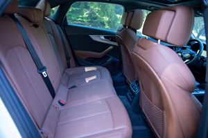 Audi A4 2.0T Quattro berline 2022, faible kilométrage, boîte automatique, direction souple, essence/électrique, état neuf - Product Image 6