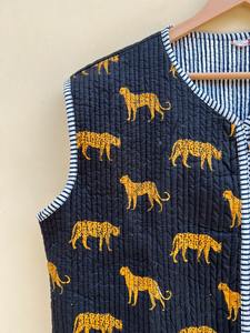 เสื้อกั๊กคอวีแบบไม่มีแขน ผ้าฝ้ายเย็บมือ ลายเสือ  แบบสองด้าน  นุ่ม ระบายอากาศได้ดี  ไม่ยับง่าย เป็นมิตรต่อสิ่งแวดล้อม - Product Image 2