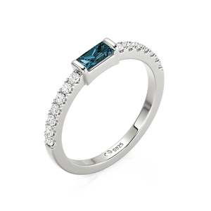 Bague d'anniversaire Jeulia personnalisée en zircon taille baguette, style délicat, pierre de naissance, motif Est-Ouest - Product Image 2