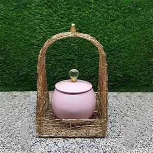 Panier en métal élégant avec pot en céramique ajoute une touche de luxe qui se démarque instantanément parmi les paniers-cadeaux ordinaires - Product Image 2
