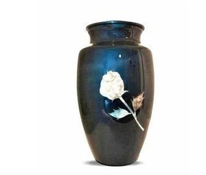 Urna de cremación para adultos para cenizas con incrustaciones de rosa perla hecha de forma única con piezas de fregona formando una rosa sobre fondo azul marino - Product Image 2