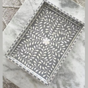 Elegante bandeja de servicio de esmalte de madera de resina de hueso hecha a mano tallada a mano por artesanos expertos y pulida a mano para un acabado suave y brillante - Product Image 1