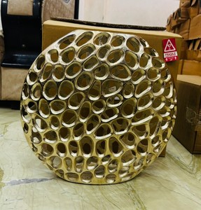 Sculpture ronde en métal de fer à motif nid d'abeille doré fini antique Vase à fleurs décoratif pour décor de salon et de chambre à coucher - Product Image 1