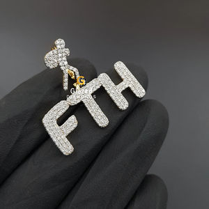 Colgante de Hip Hop de oro macizo de 10kt adornado con diamantes brillantes cultivados en laboratorio, una adición impresionante a tu colección de joyas - Product Image 3