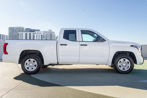 LISTO PARA CONDUCIR - USADO, VOLANTE A LA IZQUIERDA |   CONDUCCIÓN DERECHA |   TOYOTA TUNDRA SR DOBLE CABINA 2022 CON 48,000 MILHAS - Product Image 3