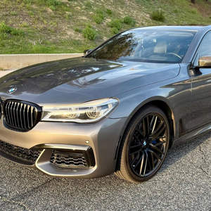 BMW 750i 2018 d'occasion, V8 biturbo, très bien équipée, provenant de Californie - Product Image 1