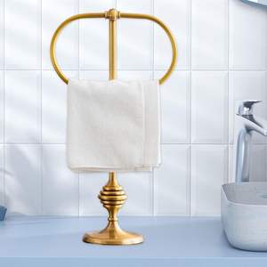 Toallero de latón independiente, ideal para baños espaciosos, que proporciona una solución organizada para el almacenamiento de toallas. - Product Image 1