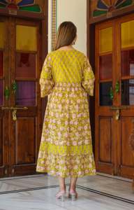 Robe Anarkali en coton lurex vert à imprimé floral avec manches évasées, tissu doux et confortable, col rond, idéale pour les femmes - Product Image 4