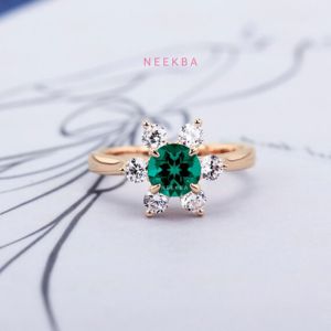 Bague de fiançailles en or rose massif 14 carats, émeraude de laboratoire, coupe ronde, bague de mariage unique, bague solitaire artisanale d'Inde - Product Image 4