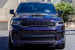 Durango SRT Hellcat 2021 con Motor V8 Supercargado de 710 hp, Pintura Violeta, Paquete Negro - Product Image 2