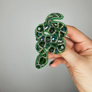 Conception de serpents Broches de broderie de perles de rocaille faites à la main Perles de rocaille de conception personnalisée et broches brodées Broches perlées - Product Image 1