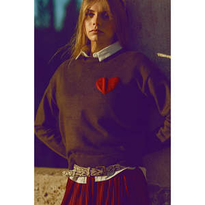 Suéter Gris Carbón Estilo Diario Otoñal con Detalle de Corazón Rojo - Product Image 3