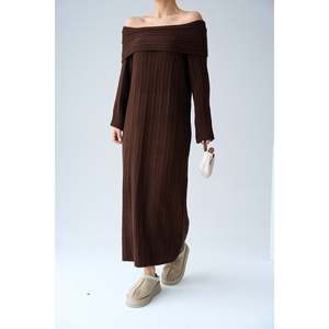 เดรสคอวีสีน้ำตาลเข้ม - Product Image 1