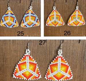 Pendientes Mexicanos Triangulares de Chaquira con Cuentas - Product Image 2