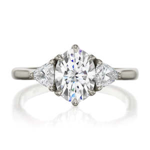 Bague de fiançailles en or rose massif 14 carats avec diamant ovale de laboratoire certifié IGI de 1,50 carat, sertie de trois pierres latérales en taille triligne - Product Image 2