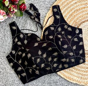 Blouse moderne avec des motifs en valmoti et des sequins, col en V avec des fils, manches de 10 pouces à l'intérieur, motif ouvert au dos - Product Image 3