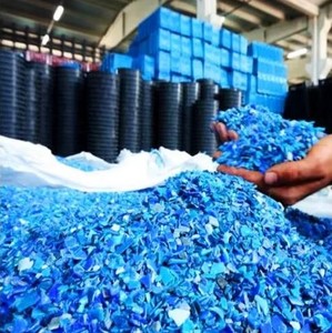 Flocons de ferraille de tambours bleus HDPE de haute qualité rebroyés en PET pour le moulage et l'emballage de profils d'équipement sportif offre bon marché - Product Image 5