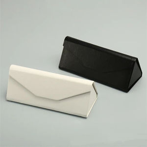 Boîte à lunettes de soleil portable avec logo personnalisé en gros, couleur personnalisée, en PU, étanche, aimant puissant, pliable, en forme de triangle - Product Image 1