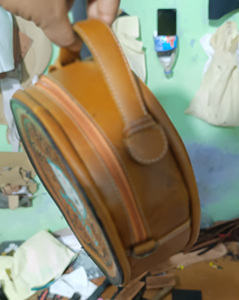 Recién llegado, bolso bandolera de forma redonda de cuero Vintage occidental, mecanizado a mano con tallado Floral, bolsos de lujo a la venta - Product Image 6