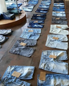 กางเกงยีนส์ขาสั้นผู้ชายสั่งทำขายส่ง OEM ระบายอากาศได้ดี เอวยางยืด แห้งเร็ว สีตามสั่ง โลโก้ด้านหน้า - Product Image 2