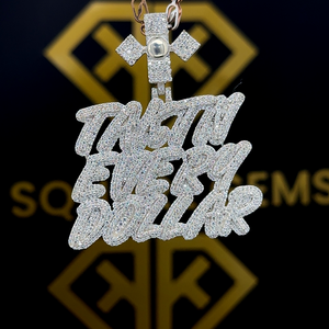 จี้เพชรโมอิสซาไนต์ VVS แบบกำหนดเองสำหรับผู้ชาย ทองคำแท้ 14K/18K สไตล์ฮิปฮอป พร้อมสร้อยแบบ Iced Chain ตัวอักษรชื่อ ผ่านการทดสอบเพชร ดีไซน์เก๋ไก๋ - Product Image 3