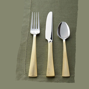 Nuevo juego de cucharas para servidor de ensalada de cubiertos, restaurante de bodas, cuchara pulida plateada, servidor de ensalada, mango martillado plano chapado en oro - Product Image 2