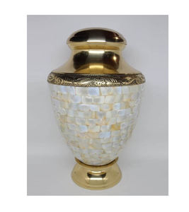 Urnes de crémation pour adultes en laiton nacré Regal avec sac en velours gratuit - Product Image 1