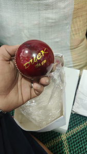 Pelotas de Cricket de Goma de Color Rojo de Alta Calidad con Doble Costura para Práctica |   Balones Oficiales de Alta Resistencia - Product Image 4