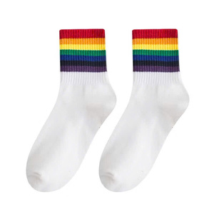 Chaussettes athlétiques unisexes en coton aux couleurs vives Matériau doux et respirant Logo Tissé Longueur de Cheville Style Sports Daily Wear - Product Image 3