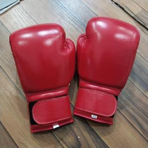 Gants de boxe sur mesure OEM, qualité supérieure, rouge, gants de boxe personnalisés, gants de boxe professionnels pour l'entraînement, avec votre logo - Product Image 1