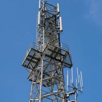 Torre Autoportante de 4 Patas y 40m de Altura, con Plataforma de Mantenimiento de Alta Resistencia y Barandilla de Acero Angular, para Telecomunicaciones 5G